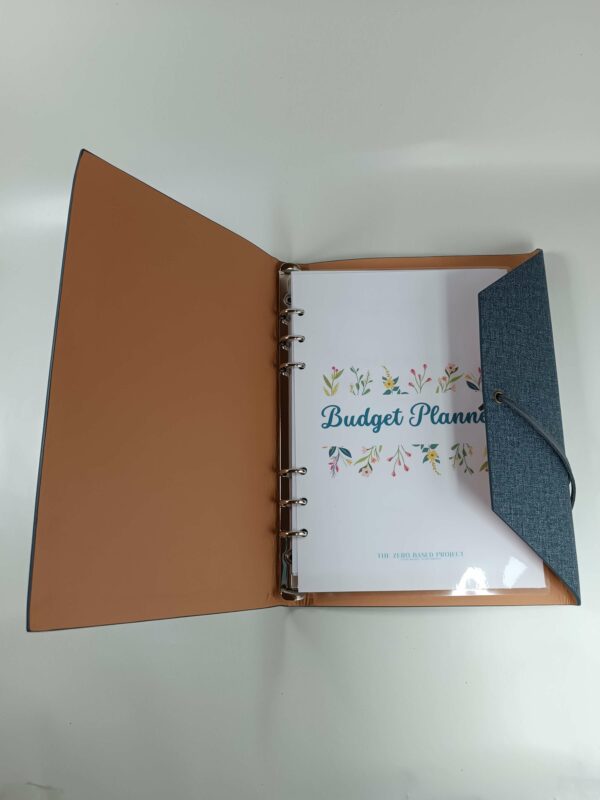 budget planner imprimé dans Binder bleu ouvert